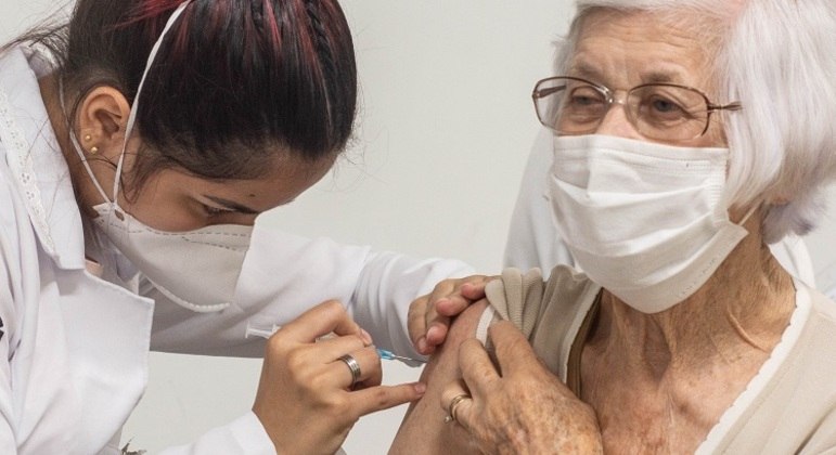 
Quatro em cada dez aptos a tomar a vacina contra a Covid estão sem a terceira dose