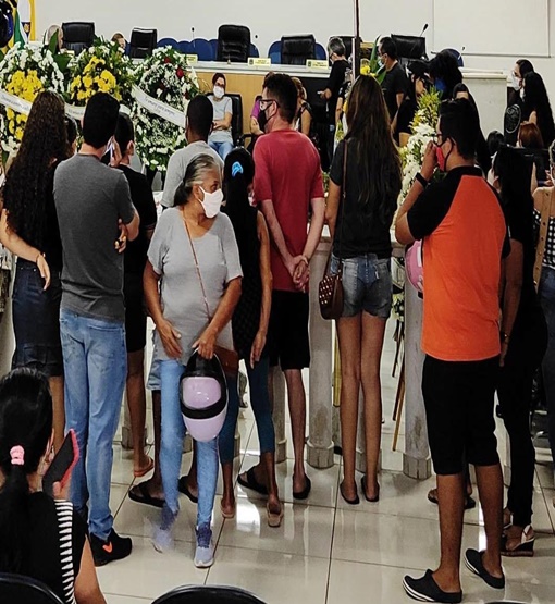 Criminosos invadem velório e fazem arrastão levando celulares e veículo das vítimas