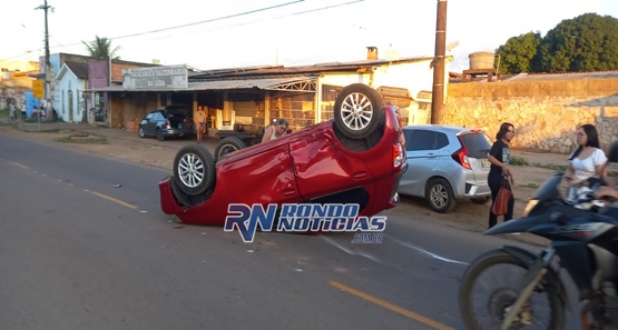 Colisão entre Etios e Classic resulta em capotamento na zona central de Porto Velho