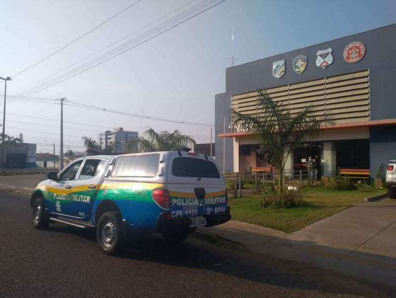 Mulher denuncia marido que chegou em casa com objetos furtados