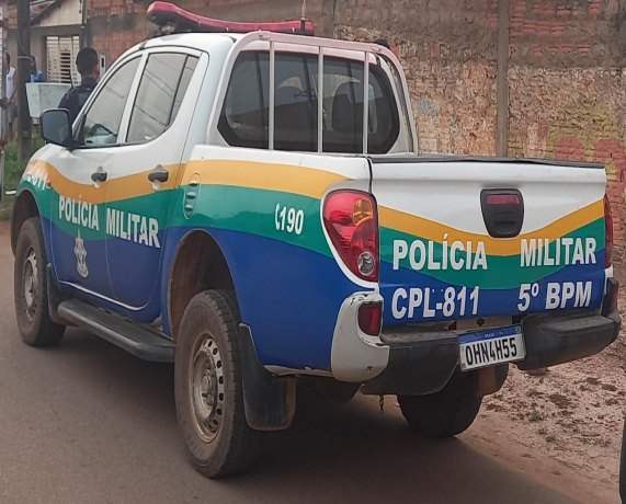 Homem escapa de ser assassinado a facadas pelo ex-cunhado na frente de casa