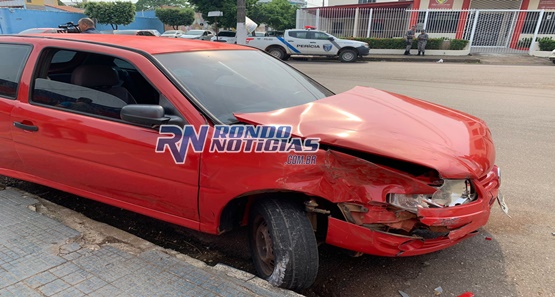 Viatura da Força Nacional colide com "Gol" e deixa mulher ferida