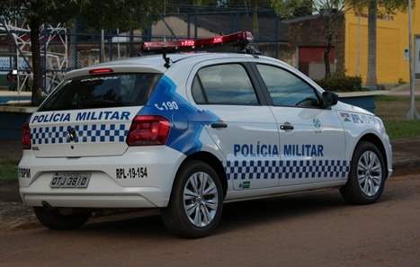 Assaltantes roubam homem na saída de banco e ação é filmada por motorista