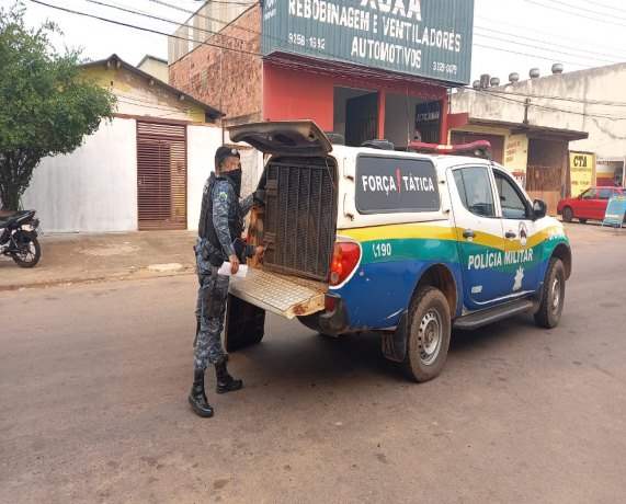 PM aborda casal e flagra homem com arma municiada na cintura