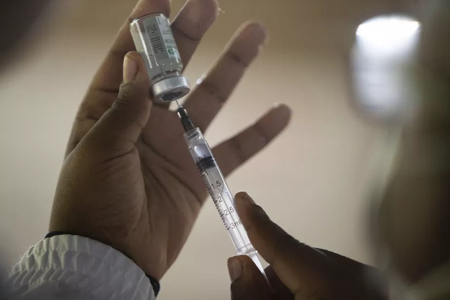 MS deve liberar quarta dose contra a Covid-19 para todos os brasileiros acima de 18 anos
