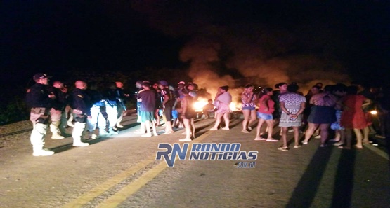 Moradores da Vila Princesa fecham BR-364 em protesto por falta de energia elétrica