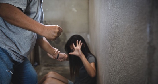 Marido surra esposa após encontrá-la ingerindo bebida alcoólica com amiga