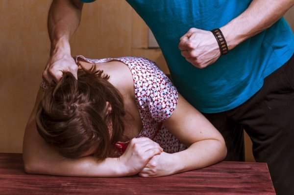 Mulher sai para festa com  ex-marido e é surrada na volta por ciúmes