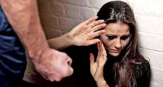 Esposa flagra mensagem no celular do marido e é surrada
