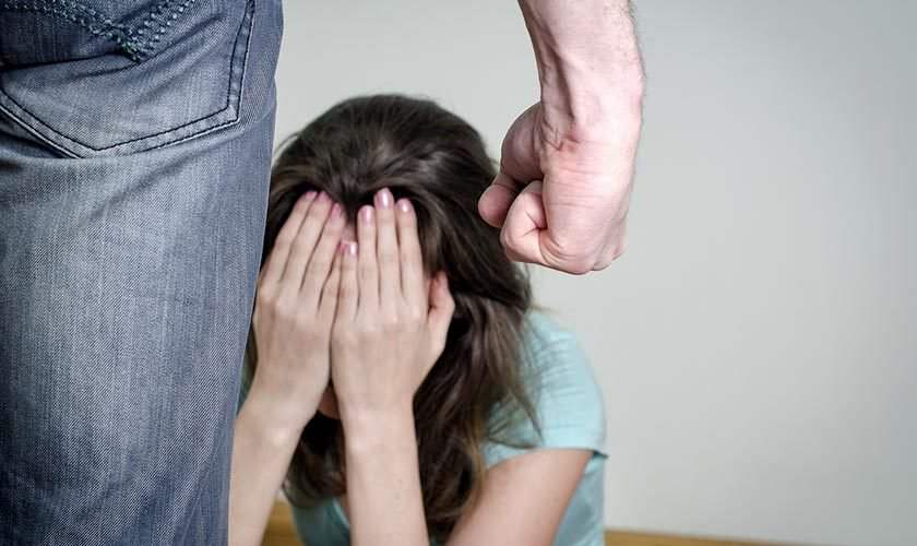 Jovem, grávida de seis meses, fica ferida após ser agredida pelo marido 