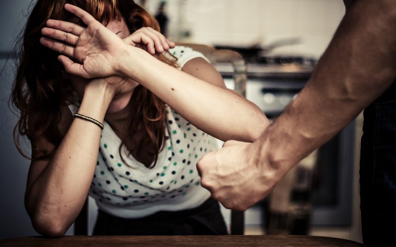 Motivado por ciúmes homem agride namorada e tenta matá-la com facão