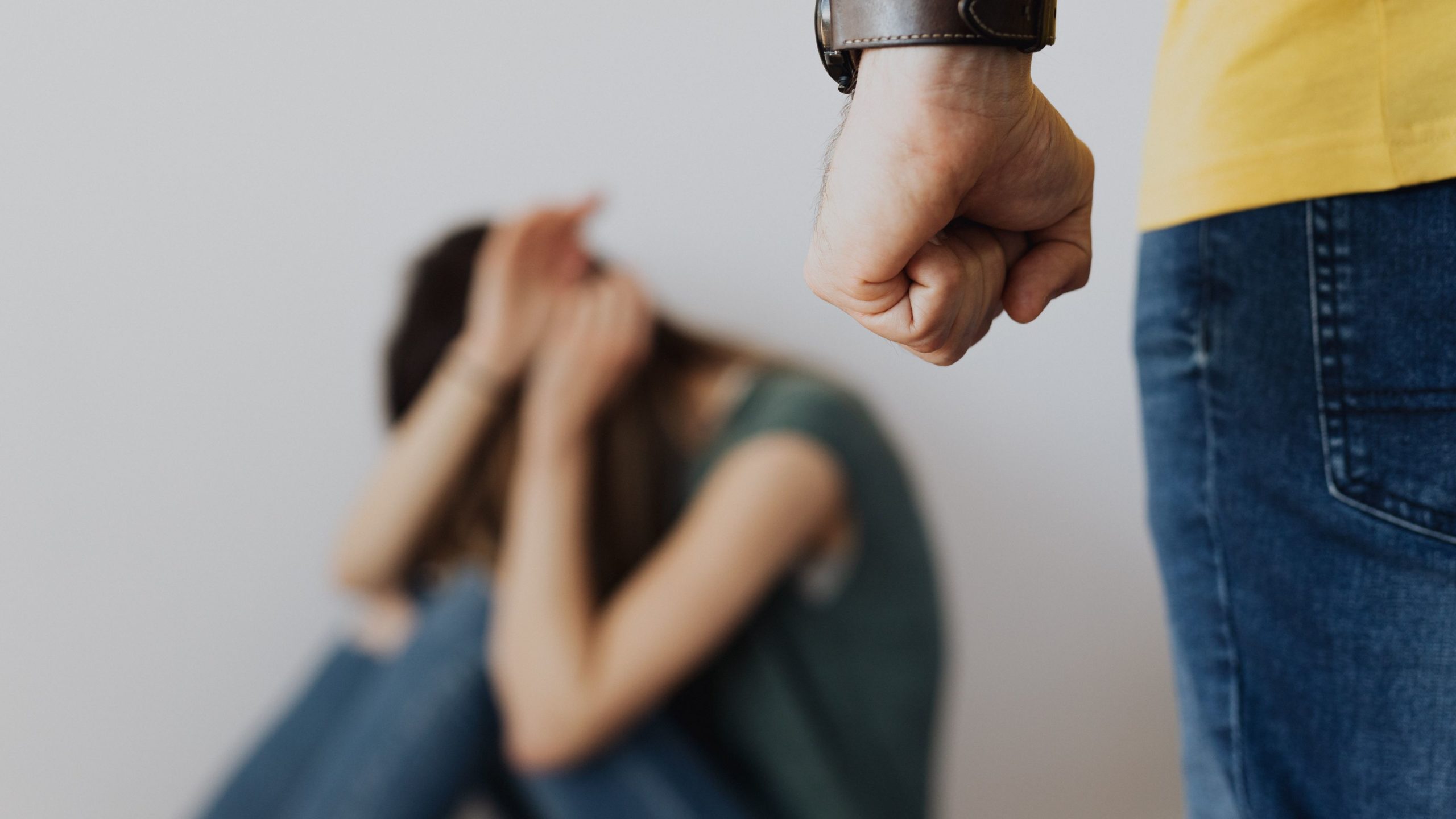 Mulher é agredida a socos pelo marido em frente a casa de shows 
