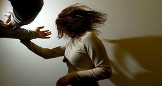 Mulher pega marido com amante na sua própria casa e é espancada por ele