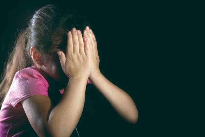 Criança é estuprada pelo próprio padrasto enquanto dormia ao lado da mãe
