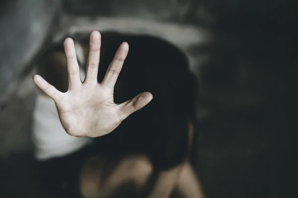 Pai é preso suspeito de estuprar a própria filha de 14 anos em sua residência