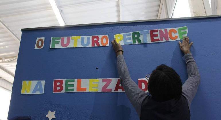 
Estudo mostra aumento  de 130% em mortes por covid-19 entre os educadores no Brasil