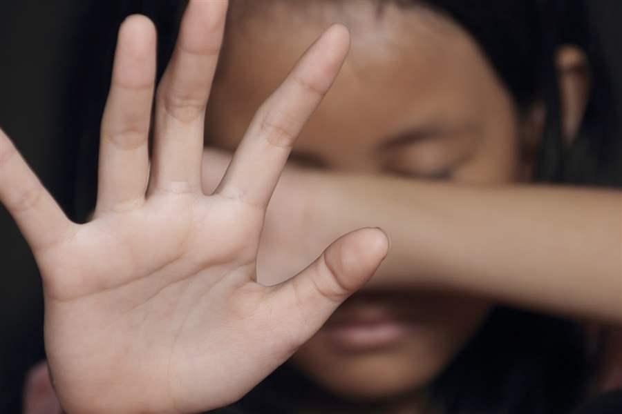 Durante bebedeira, menina de 13 anos é estuprada por dois homens