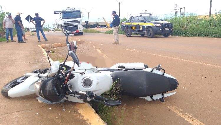 Motociclista tem perna dilacerada em acidente ao tentar ultrapassar carreta 