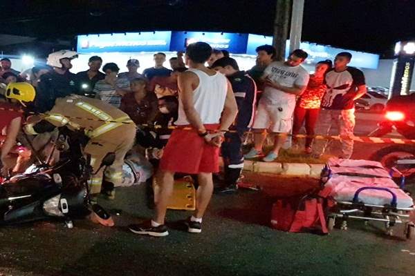 Motociclista fica com a perna presa na roda da moto após bater 