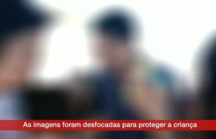 Homem é assassinado a tiros após ser filmado beijando criança em barco em MS