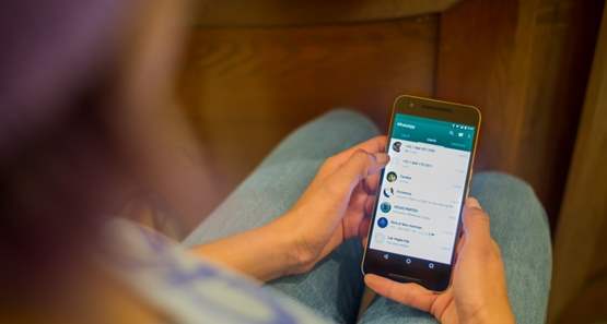 Homem enciumado espanca ex-mulher que teclava no Whatsapp