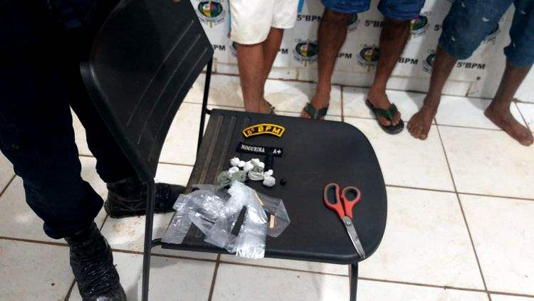 Foragidos da Justiça por roubo são presos após denúncia anônima na Zona Rural