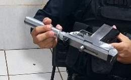 Bando é preso em abordagem com  submetralhadora em veículo 