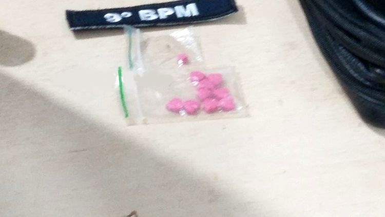 Jovem que vendia  ecstasy em festas raves é preso dentro de veículo na capital 