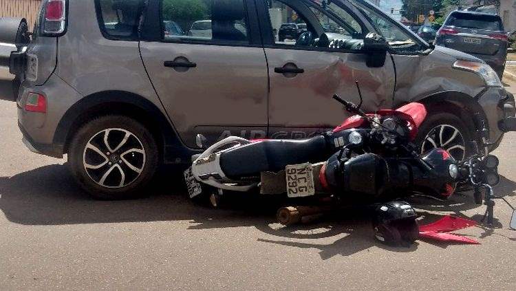 Acidente entre três veículos deixa motociclista ferido