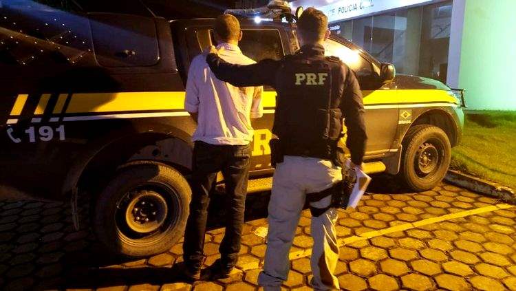 Foragido da justiça é preso pela PRF durante fiscalização em ônibus