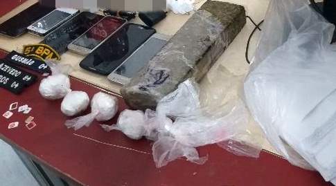 Apenados são flagrados com celulares, drogas e bebidas no Urso Panda