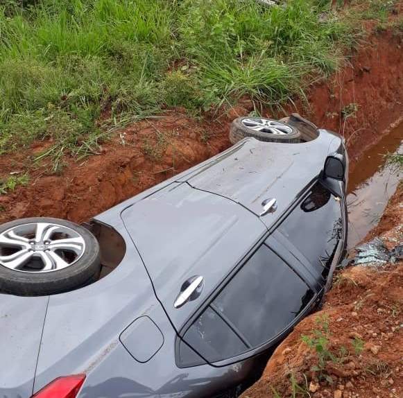 Motorista perde controle do veículo capota e cai em vala