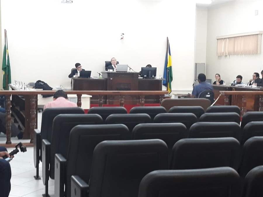 Acusado de ter  matado mãe  alega que estava "possuído"