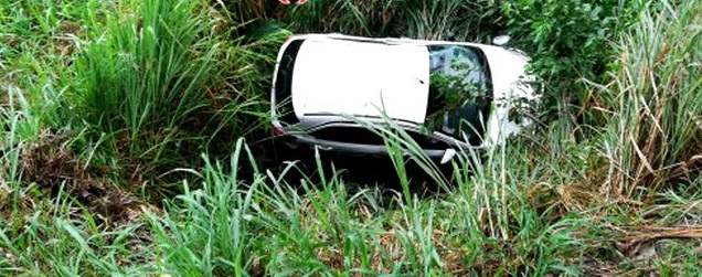 Motorista bate em carro, perde controle da direção e cai em córrego