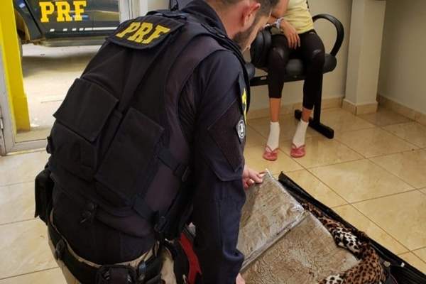 PRF flagra passageira de ônibus com 5 quilos de cocaína