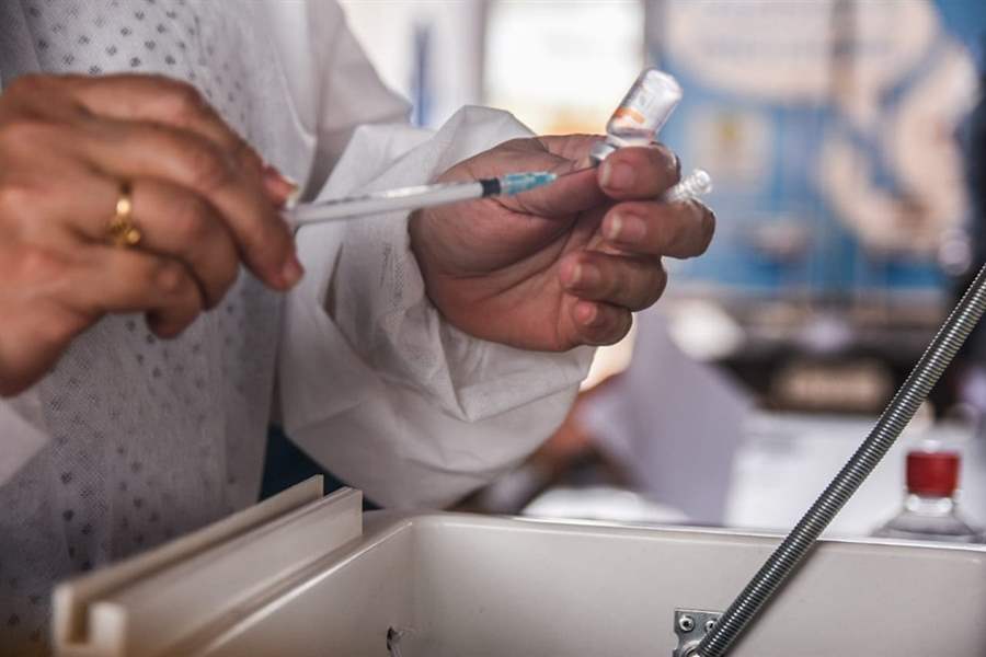 Com criação de "Oxford brasileira", país espera ter autonomia de vacinas em 2022