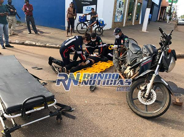 Motoboy fica ferido após ser atingido por carro na Jorge Teixeira