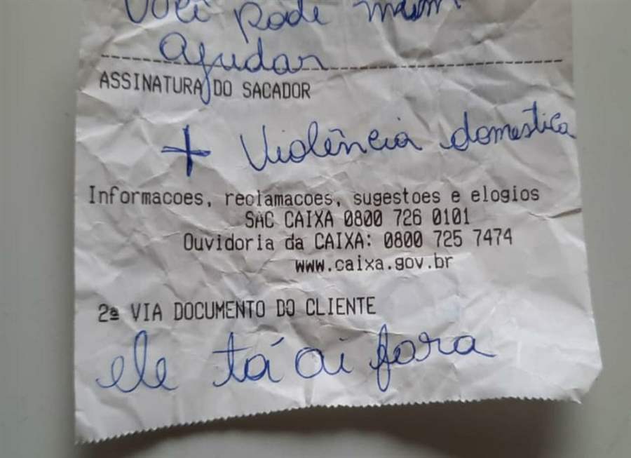 Vítima de violência doméstica escreve bilhete com pedido socorro