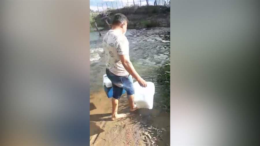 Técnico de enfermagem atravessa rio para vacinar idosa contra Covid-19