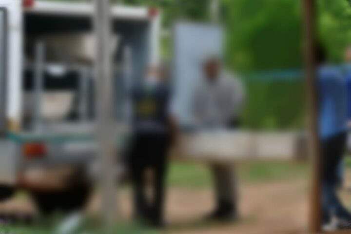 Jurado de morte homem se esconde debaixo da cama para escapar de execução
