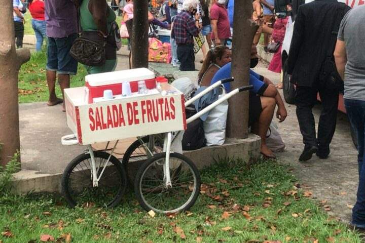 Vendedor de salada de frutas é morto a facadas por assaltante; imagens fortes