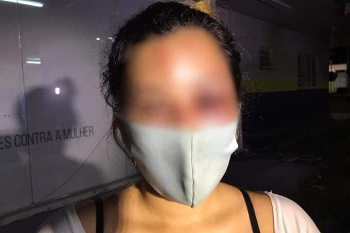 Mulher é arrastada do trabalho pelo ex-namorado e espancada no meio da rua