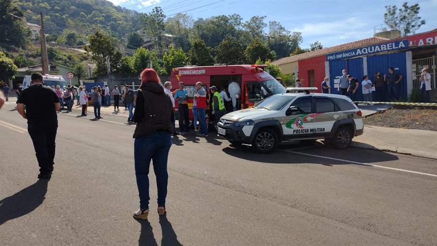 Adolescente invade escola e mata 3 crianças e uma professora