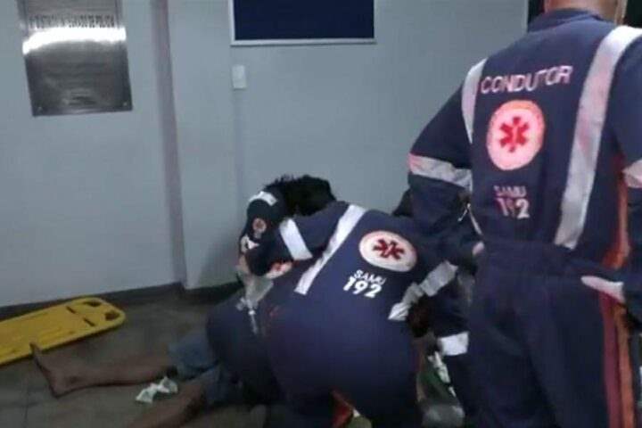 Assaltante é baleado e espancado ao tenta levar celular de pedestre