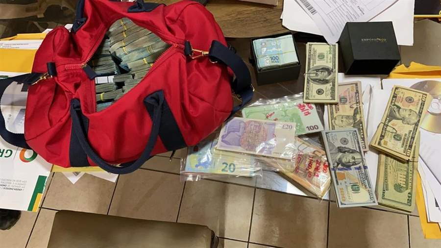 PF apreende bolsa com dinheiro em operação contra delegado federal que foi candidato