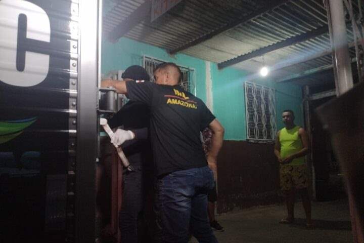 Durante bebedeira de comemoração da vitória de time, mulher mata a melhor amiga