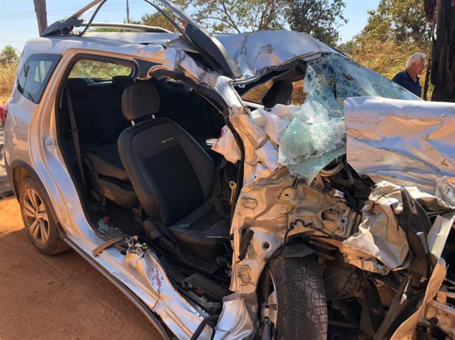 Colisão entre automóvel e bi-trem deixa um morto e outro em estado grave
