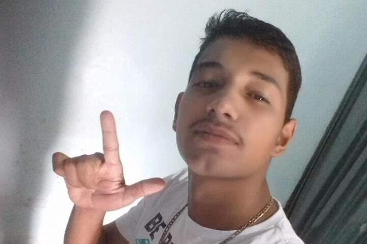 Jovem de 23 anos é executado com mais de 20 tiros a sangue frio por motociclista