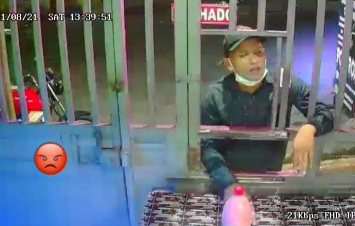 Câmera de segurança flagra assaltante ameaçando atendente durante assalto; assista