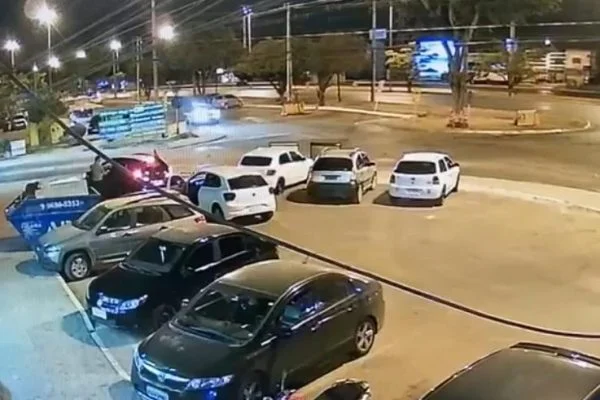 Homem é preso após esfaquear ex-mulher e atual namorado dela por ciúmes; veja o vídeo